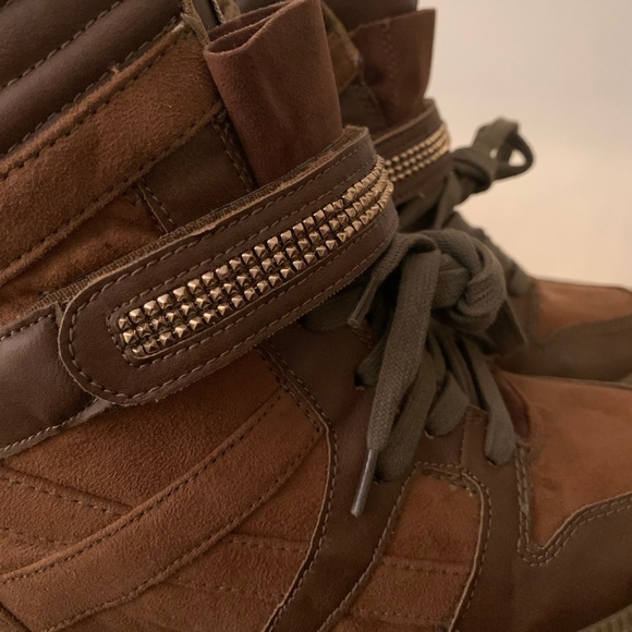 Pre-loved. Minimal wear. Please enlarge pictures to view. - Picture 6 of 13